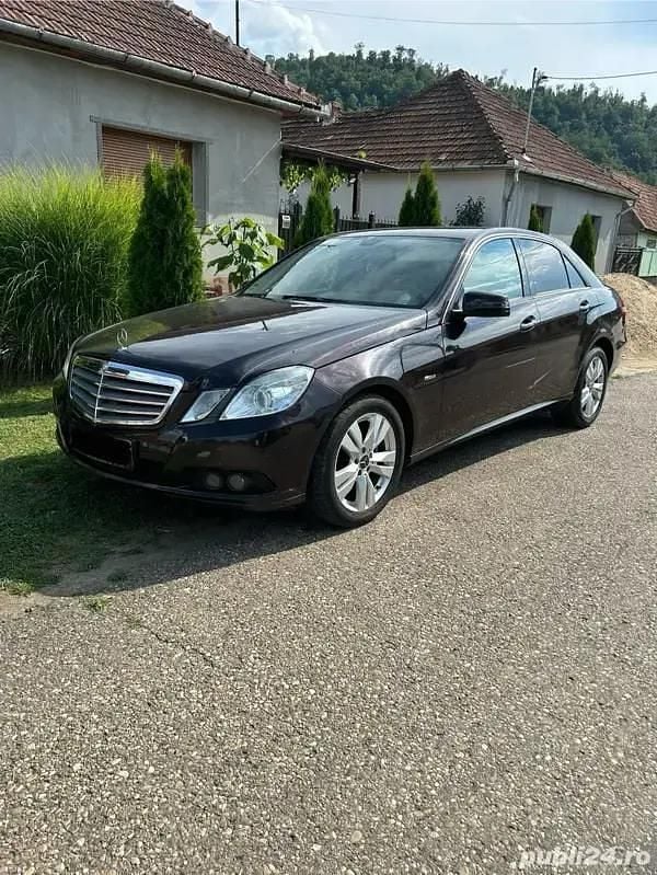 Maro Utilizat 2009 Mercedes E220 Berlinǎ | 7.800 EUR (Super Preț) - Imagine 1/4