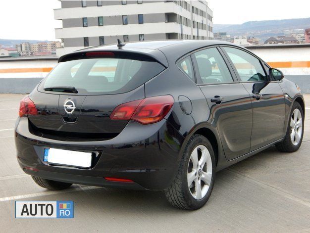 Second-hand Opel Astra 110 CP (80 kW) 2010 Negru Hatchback
