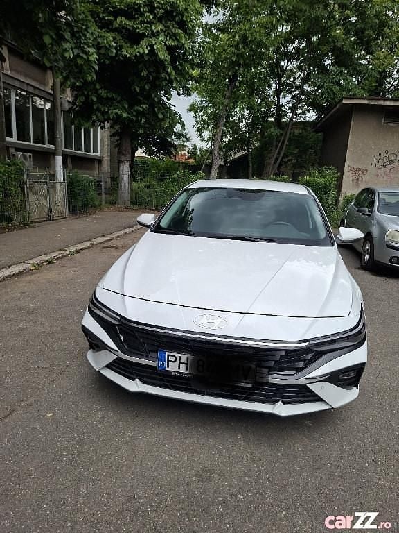 Second-hand Hyundai Elantra 123 CP (90 kW) 2024 Alb Berlinǎ
