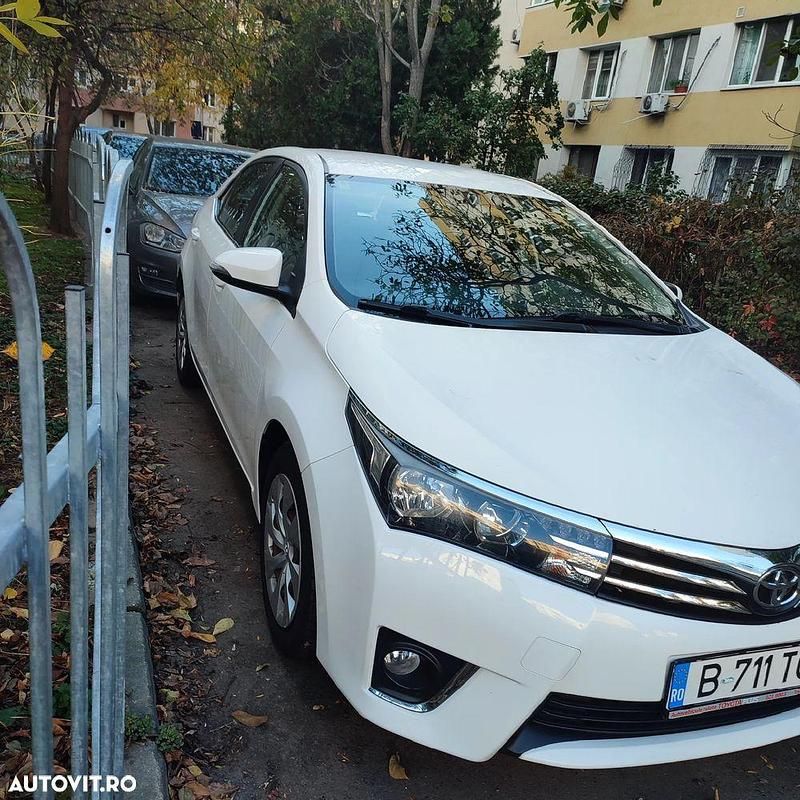 Second-hand Toyota Corolla Luna 132 CP (97 kW) 2015 Culoarealb Berlinǎ