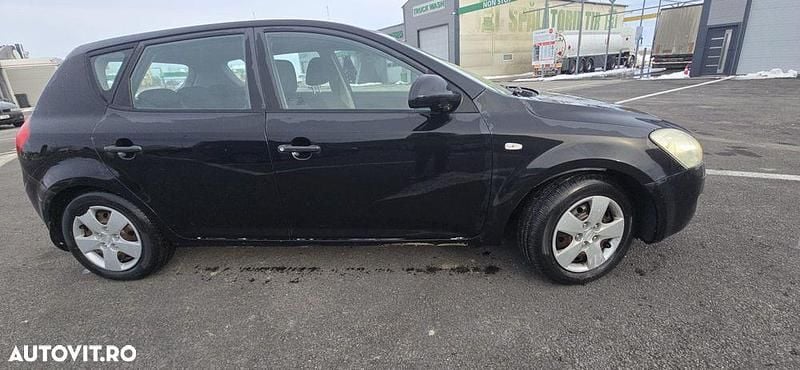 Second-hand Kia Ceed 90 CP (66 kW) 2007 Culoarenegru Hatchback