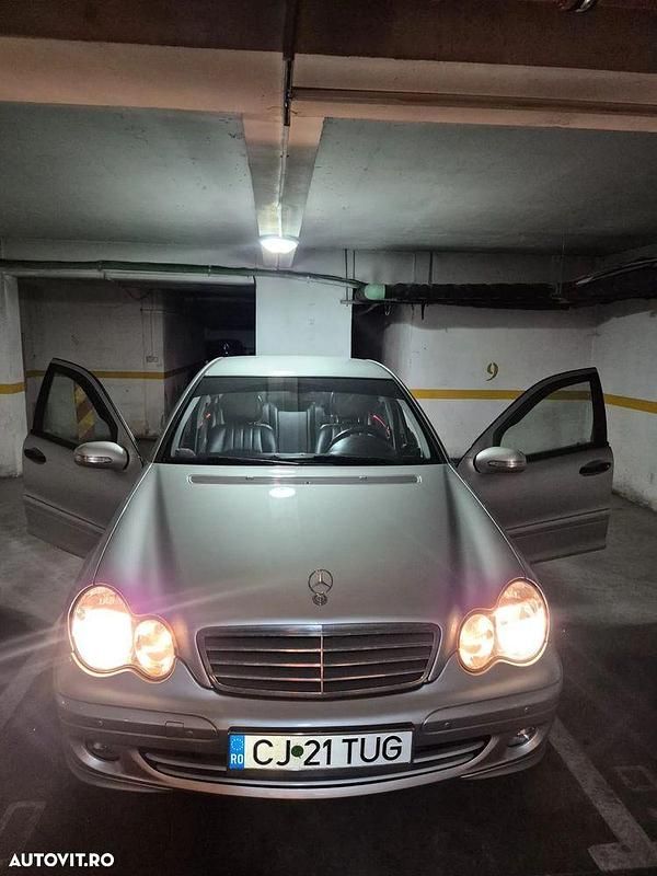 Bej Utilizat 2005 Mercedes C200 Elegance Berlinǎ | 4.999 EUR (Scump) - Imagine 1/4