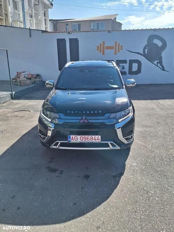 Culoarealb Utilizat 2020 Mitsubishi Outlander P-HEV Instyle SUV | 21.500 EUR (Preț OK) - Imagine 1/4