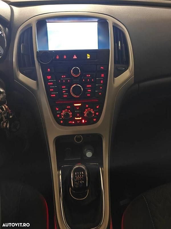 Second-hand Opel Astra Style 140 CP (102 kW) 2013 Culoaregri Hatchback