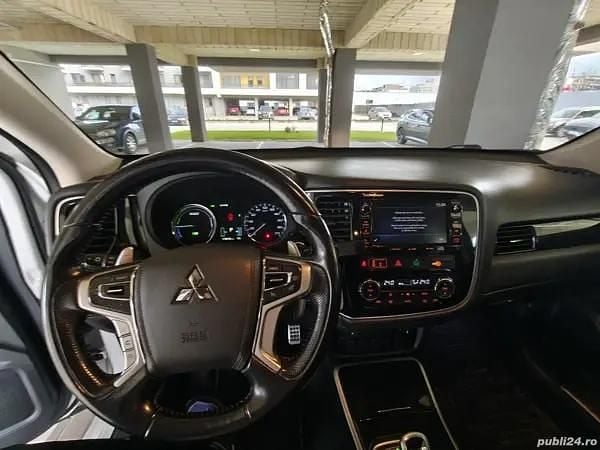 Second-hand Mitsubishi Outlander P-HEV 210 CP (154 kW) 2015 Alb SUV