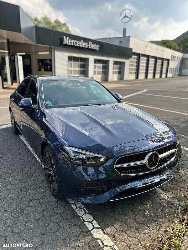 Culoarealbastru Utilizat 2024 Mercedes C300e Advanced Berlinǎ | 53.845 EUR (Preț bun) - Imagine 1/4