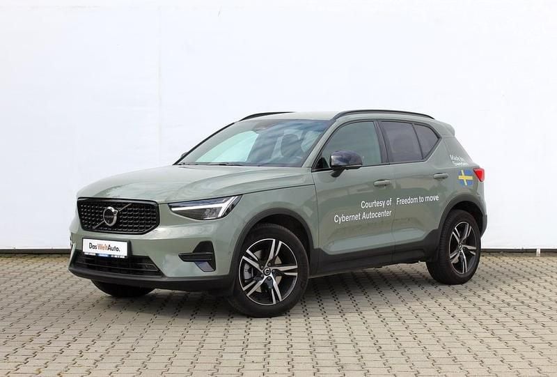 Verde inchis normal Nouă 2025 Volvo XC40 Plus SUV | 45.254 EUR - Imagine 1/4
