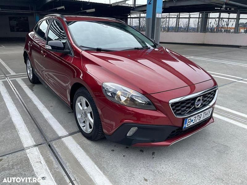 Second-hand Volvo V40 You! 115 CP (84 kW) 2015 Culoarerosu Hatchback