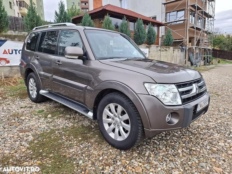 Culoaremaro Utilizat 2011 Mitsubishi Pajero Edition SUV | 9.900 EUR - Imagine 1/4