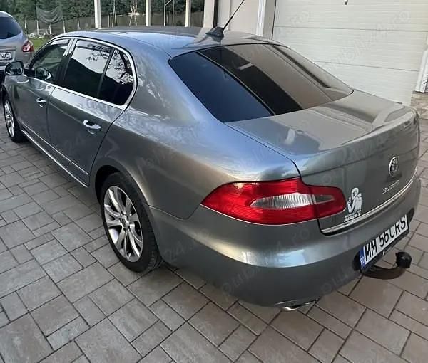 Gri Utilizat 2009 Skoda Superb Berlinǎ | 5.300 EUR - Imagine 1/4