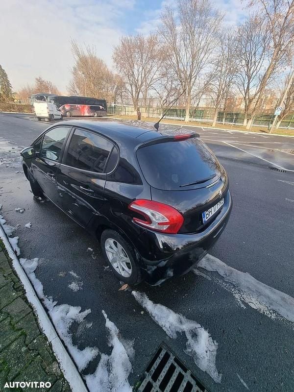 Second-hand Peugeot 208 Style 68 CP (50 kW) 2015 Culoarenegru Hatchback