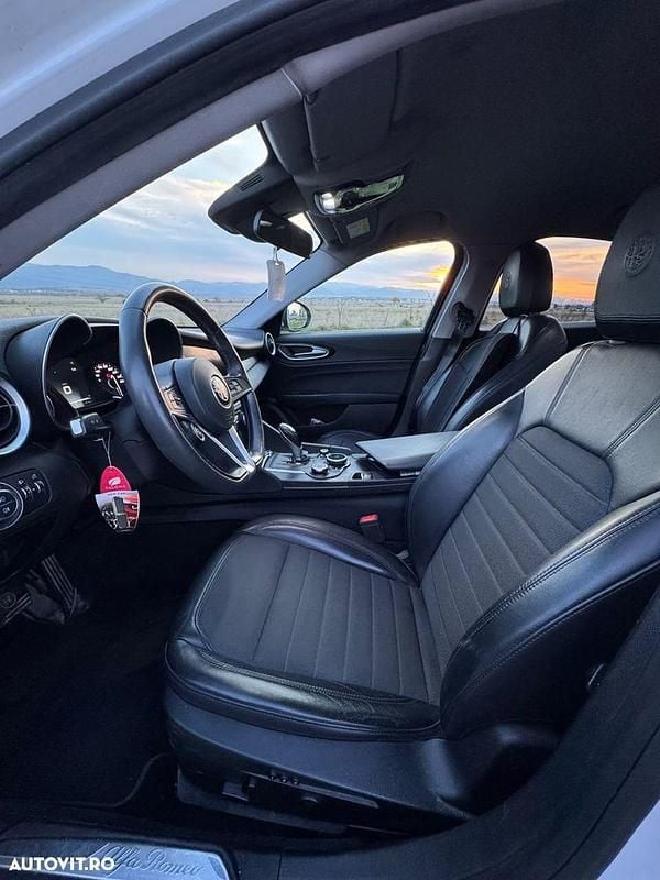 Second-hand Alfa Romeo Giulia 180 CP (132 kW) 2016 Culoarealb Berlinǎ