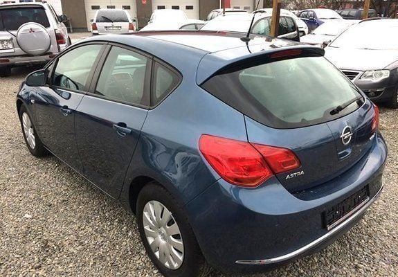 Second-hand Opel Astra 110 CP (80 kW) 2013 Albastru metalizat Hatchback