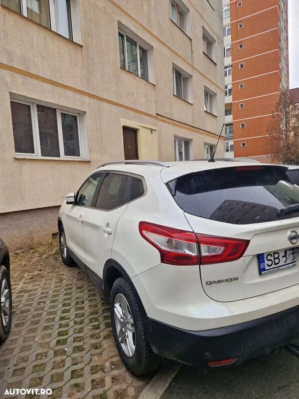 Alb Utilizat 2015 Nissan Qashqai SUV | 10.900 EUR (Preț OK) - Imagine 1/4
