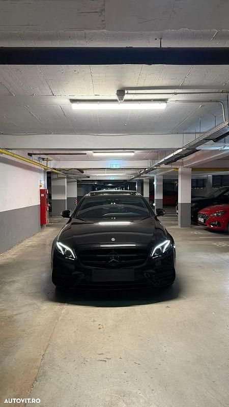 Culoarenegru Utilizat 2019 Mercedes E400 AMG line Berlinǎ | 36.000 EUR (Preț bun) - Imagine 1/4