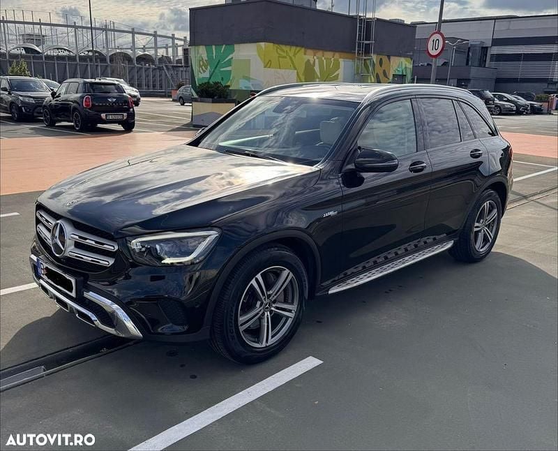 Culoarenegru Utilizat 2019 Mercedes GLC200 SUV | 29.900 EUR (Super Preț) - Imagine 1/4
