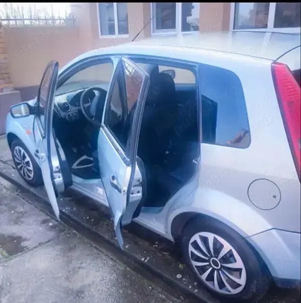 Utilizat 2002 Ford Fiesta Hatchback | 4.500 EUR - Imagine 1/4
