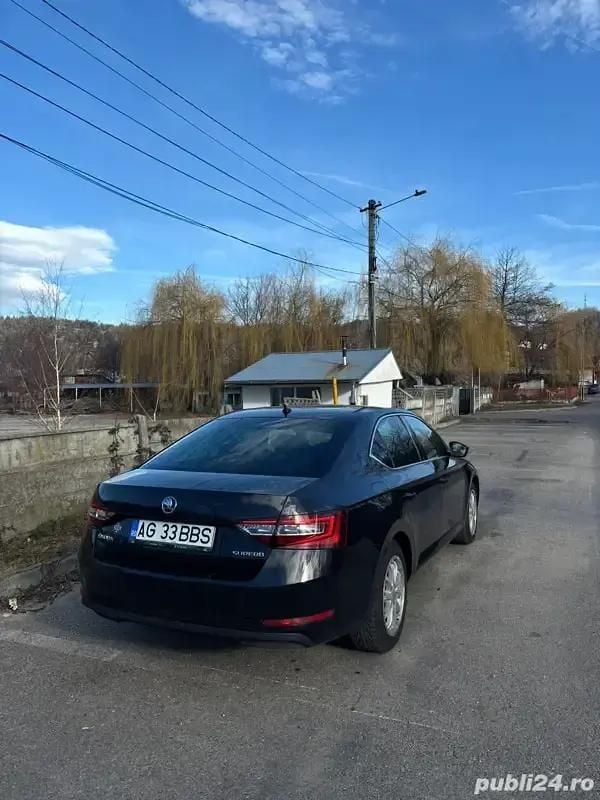 Negru Utilizat 2017 Skoda Superb Berlinǎ | 12.600 EUR (Preț OK) - Imagine 1/4