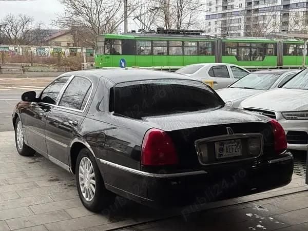 Second-hand Lincoln Town Car 240 CP (176 kW) 2003 Negru Berlinǎ