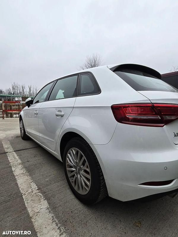 Second-hand Audi A3 Sport 116 CP (85 kW) 2018 Culoarealb Berlinǎ
