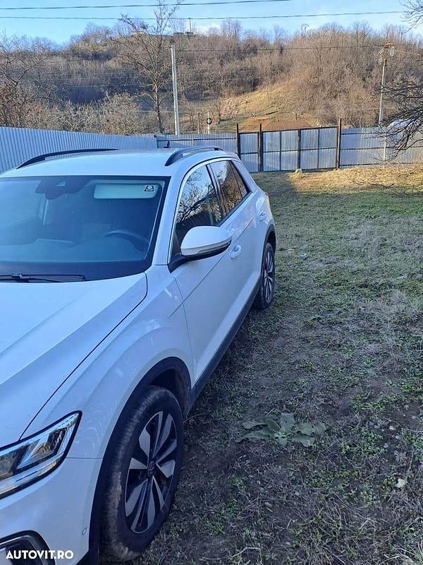 Second-hand VW T-Roc Move 116 CP (85 kW) 2023 Culoarealb SUV