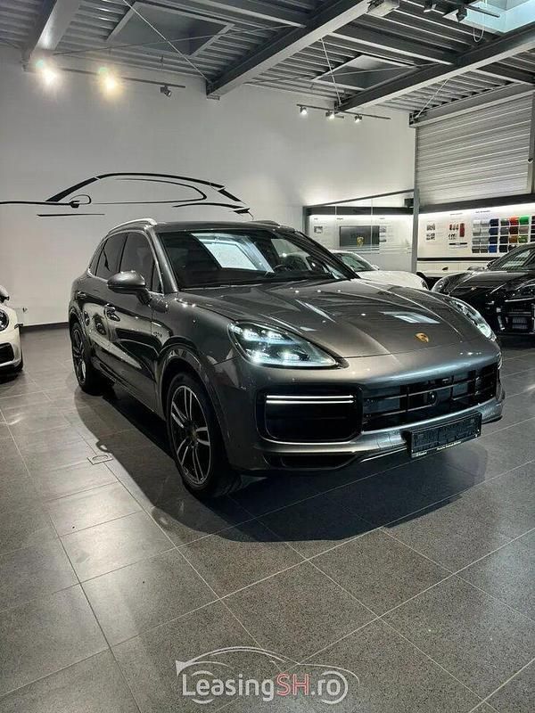Gri Utilizat 2022 Porsche Cayenne Turbo S SUV | 133.965 EUR - Imagine 1/4