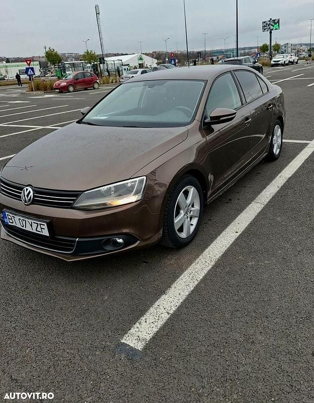 Second-hand VW Jetta Highline 105 CP (77 kW) 2012 Culoaremaro Berlinǎ