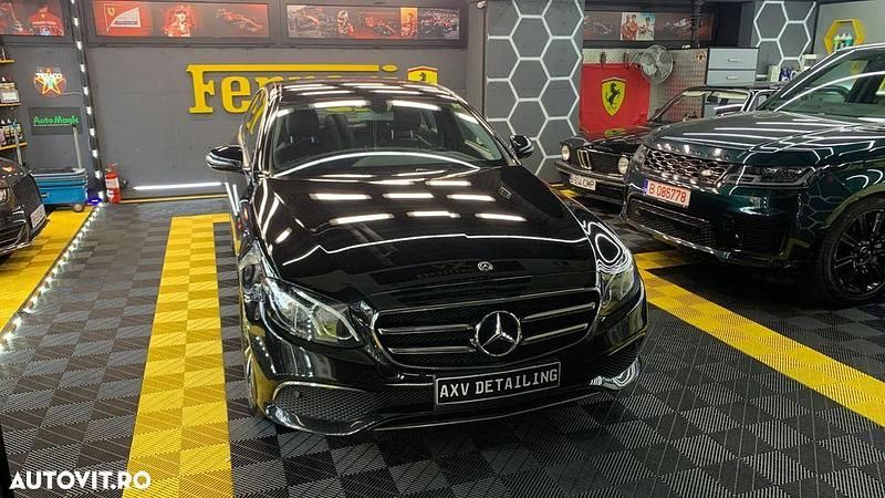 Culoarenegru Utilizat 2019 Mercedes E300 Berlinǎ | 29.590 EUR (Preț OK) - Imagine 1/4