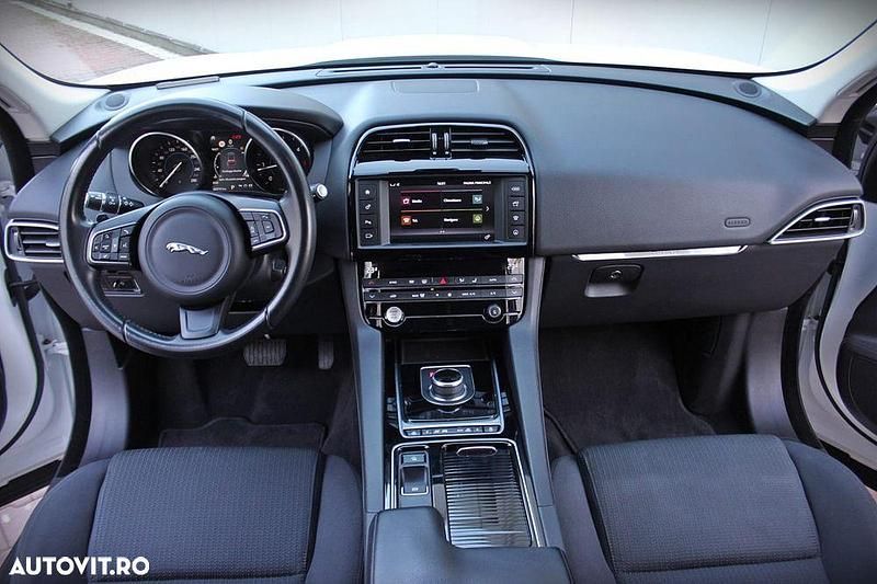 Second-hand Jaguar F-Pace 241 CP (177 kW) 2017 Culoarealb SUV