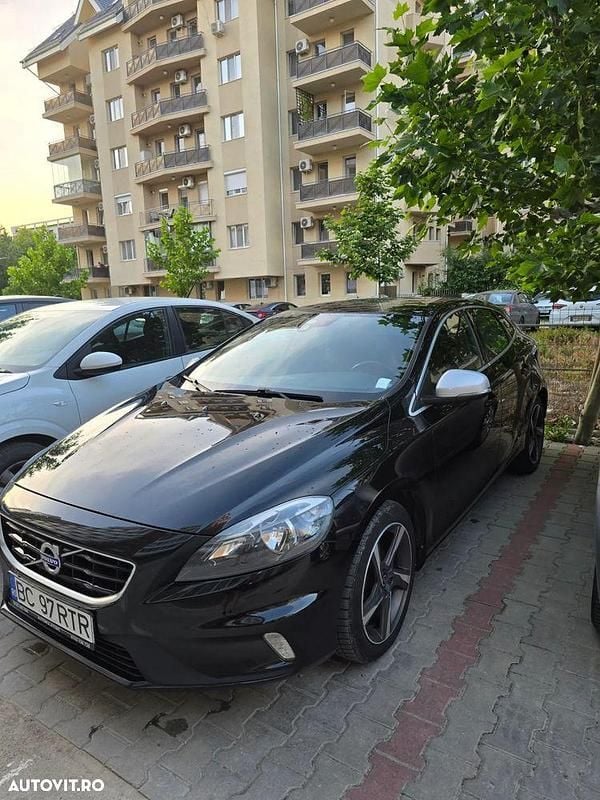 Culoarenegru Utilizat 2015 Volvo V40 R-Design Break | 8.250 EUR (Preț OK) - Imagine 1/4