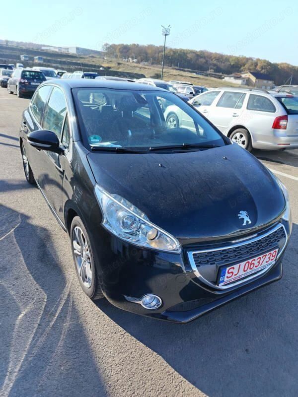 Utilizat 2012 Peugeot 208 Hatchback | 5.400 EUR - Imagine 1/4