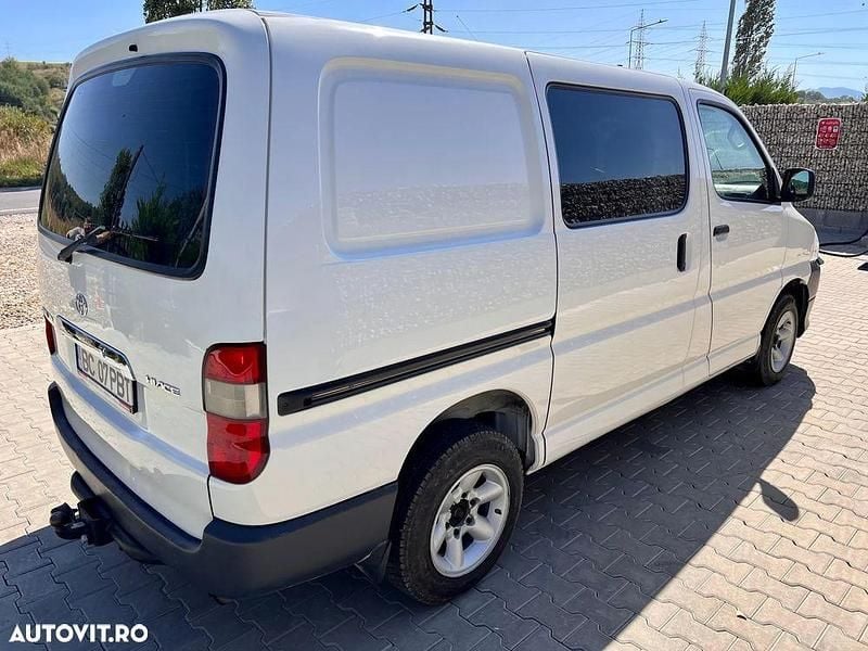 Second-hand Toyota HiAce 117 CP (86 kW) 2009 Culoarealb Van