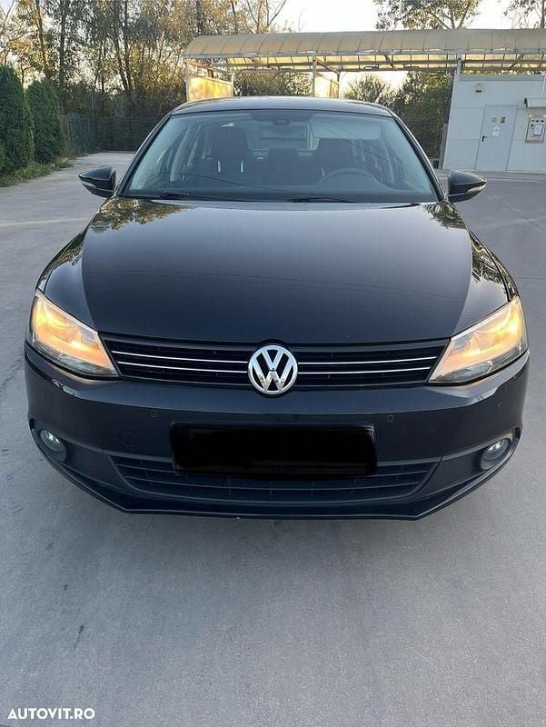 Culoarenegru Utilizat 2011 VW Jetta Life Berlinǎ | 4.900 EUR (Preț OK) - Imagine 1/4