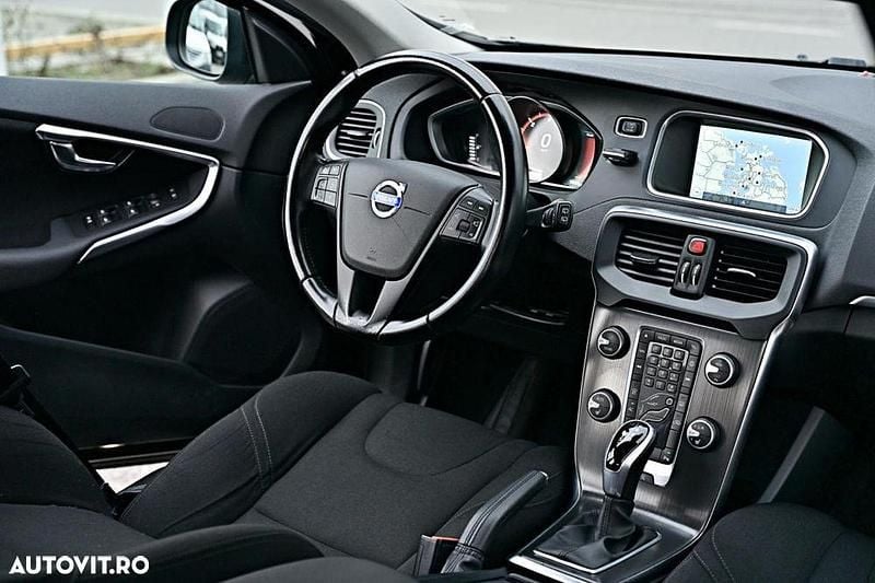 Second-hand Volvo V40 You! 150 CP (110 kW) 2015 Culoarenegru Hatchback