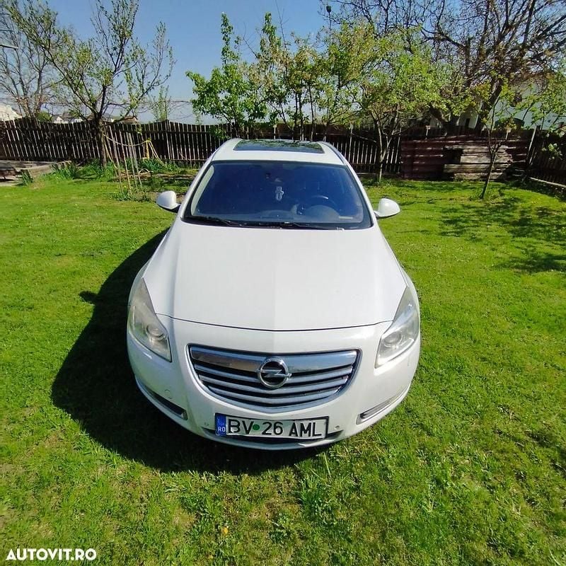Culoarealb Utilizat 2010 Opel Insignia Break | 2.500 EUR (Preț bun) - Imagine 1/4