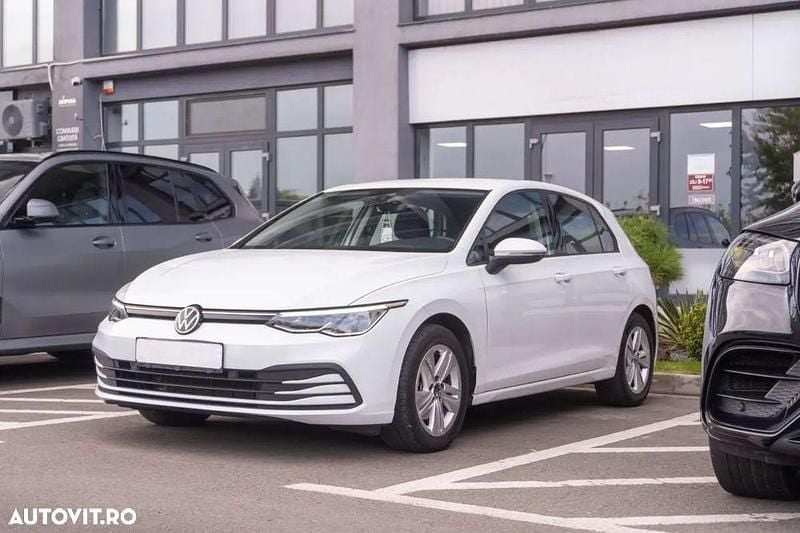Second-hand VW Golf VIII Life 110 CP (80 kW) 2023 Culoarealb Hatchback