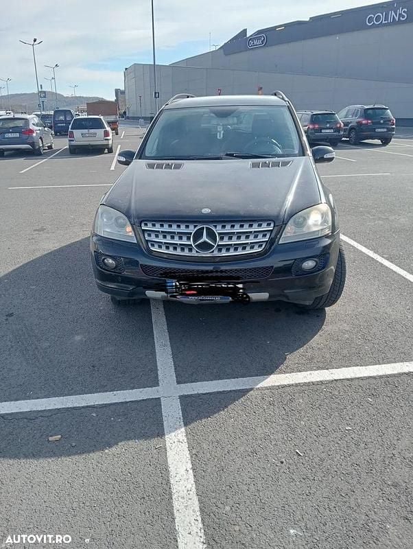 Culoarenegru Utilizat 2006 Mercedes ML320 SUV | 4.500 EUR (Preț OK) - Imagine 1/4