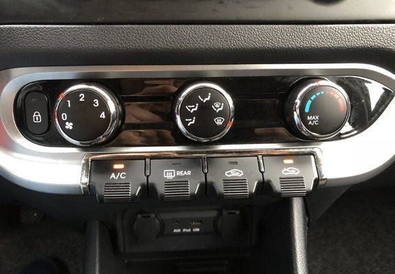 Second-hand Kia Rio 75 CP (55 kW) 2013 Rosu Hatchback