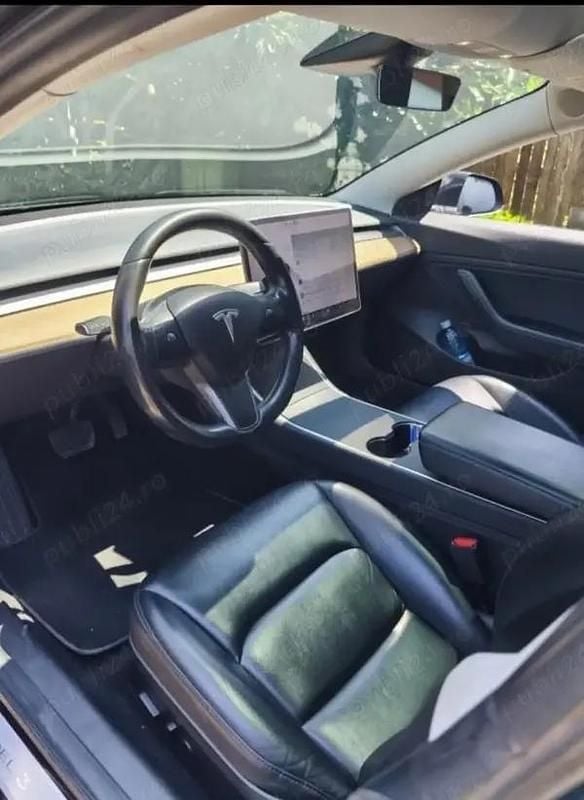 Second-hand Tesla Model 3 Standard Range Plus 257 kW (350 CP) 2019 Negru Berlinǎ