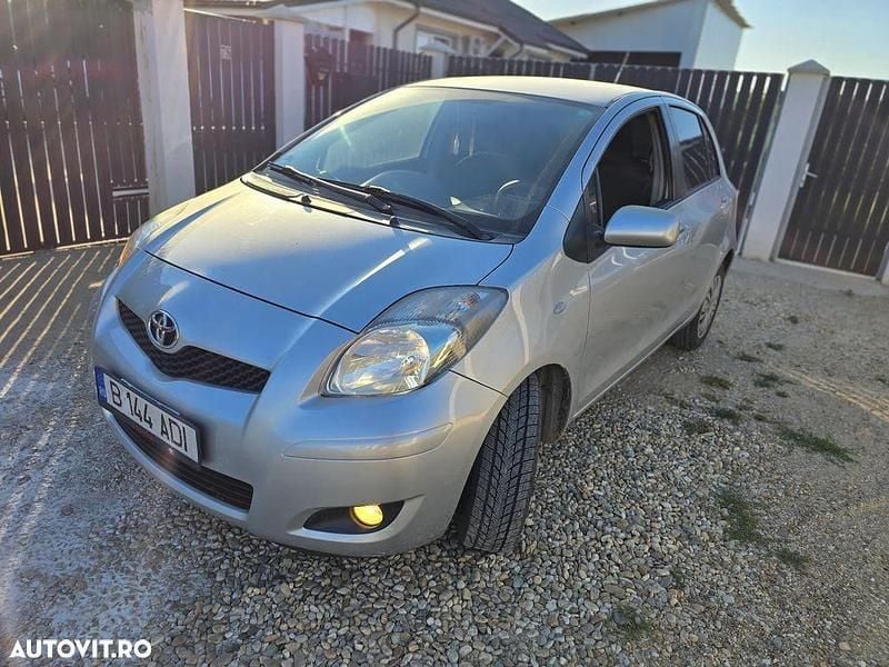 Culoareargint Utilizat 2011 Toyota Yaris Luna | 5.400 EUR (Preț OK) - Imagine 1/4
