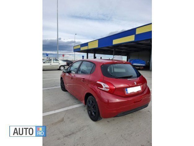 Rosu Utilizat 2015 Peugeot 208 Hatchback | 4.500 EUR (Preț bun) - Imagine 1/4