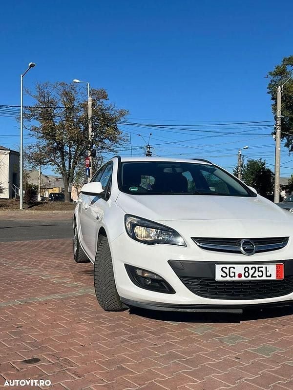 Culoarealb Utilizat 2015 Opel Astra Edition Break | 4.700 EUR (Super Preț) - Imagine 1/4