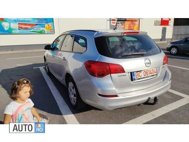 Gri Utilizat 2012 Opel Astra Break | 3.900 EUR (Preț OK) - Imagine 1/3