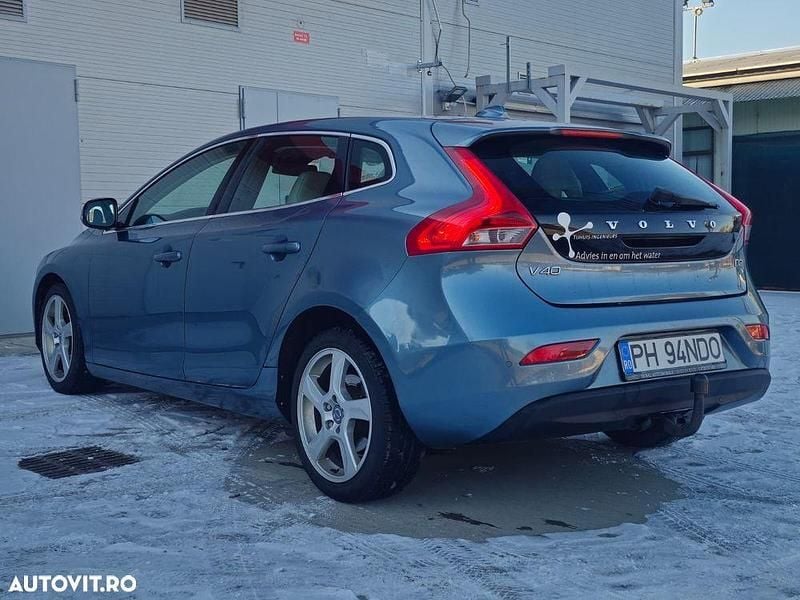 Second-hand Volvo V40 Momentum 115 CP (84 kW) 2013 Culoarealbastru Hatchback