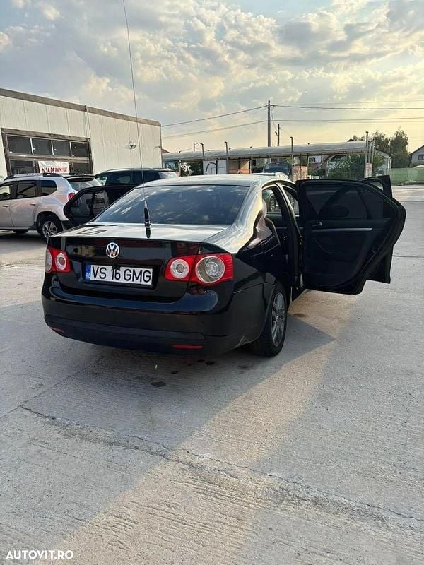 Culoarenegru Utilizat 2008 VW Jetta Comfortline Berlinǎ | 4.450 EUR (Scump) - Imagine 1/4