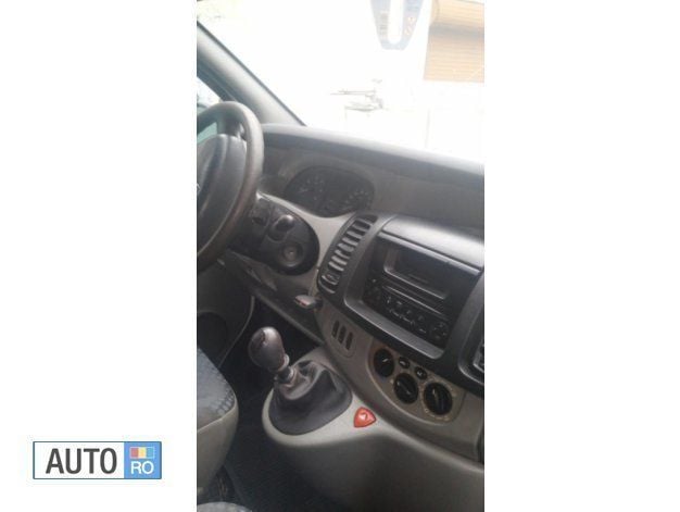 Second-hand Renault Trafic 100 CP (73 kW) 2004 Alb Monovolum