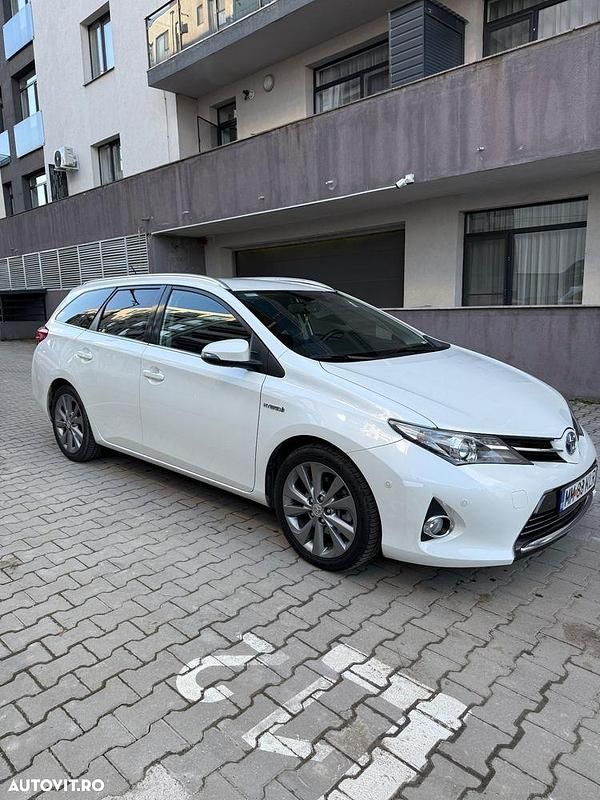 Second-hand Toyota Auris Hybrid Luna 99 CP (72 kW) 2014 Culoarealb Break