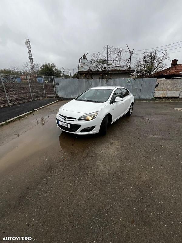 Culoarealb Utilizat 2019 Opel Astra Berlinǎ | 8.000 EUR (Preț OK) - Imagine 1/4