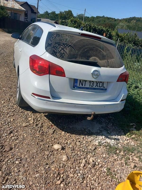 Culoarealb Utilizat 2012 Opel Astra Break | 2.999 EUR (Preț bun) - Imagine 1/4