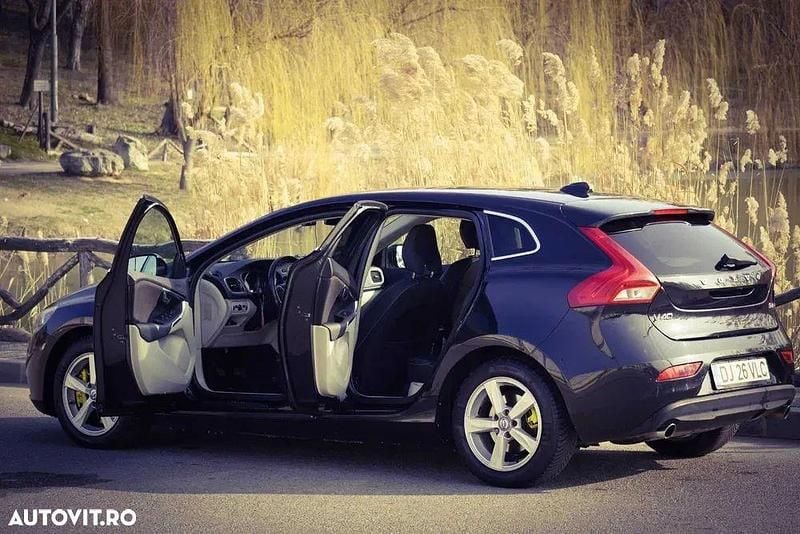 Culoarenegru Utilizat 2014 Volvo V40 Momentum Break | 7.800 EUR - Imagine 1/4